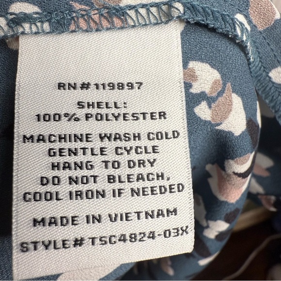 Collective Concepts Womens Long Sleeved Flowy Blouse with Abstract Pedal Design - Picture 6 of 6